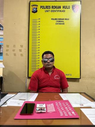 Pria Ini Tak Berkutik Saat Ditangkap Personil SatResnarkoba Polres Rohul
